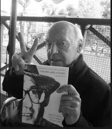Dos añorados genios Eduardo Galeano y, en la portada de la publicación que el autor uruguayo sostiene con sus manos, Julio Vélez